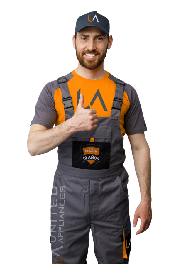 Técnico de servicio de UA United Appliances sonriente y con uniforme profesional gris y naranja, portando un escudo de Garantía Extendida de 10 Años y haciendo un gesto de aprobación (pulgar arriba).