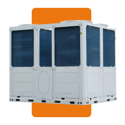 Unidad exterior de sistema HVAC comercial de alta capacidad de color blanco, con múltiples paneles de intercambio de calor (condensadores) visibles. Equipo robusto y modular para grandes instalaciones.