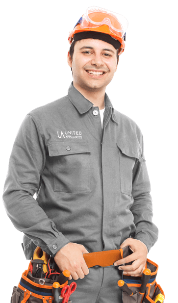 Técnico instalador de UA United Appliances sonriendo, vestido con uniforme gris, casco de seguridad y cinturón de herramientas. Simboliza el soporte técnico Experto y la Máxima Calidad en el servicio de instalación.